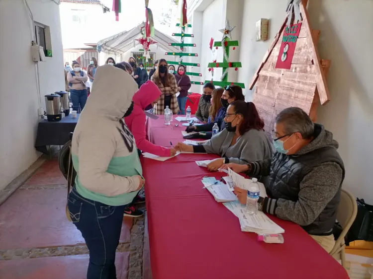 Entregan apoyos económicos a familias en pobreza extrema