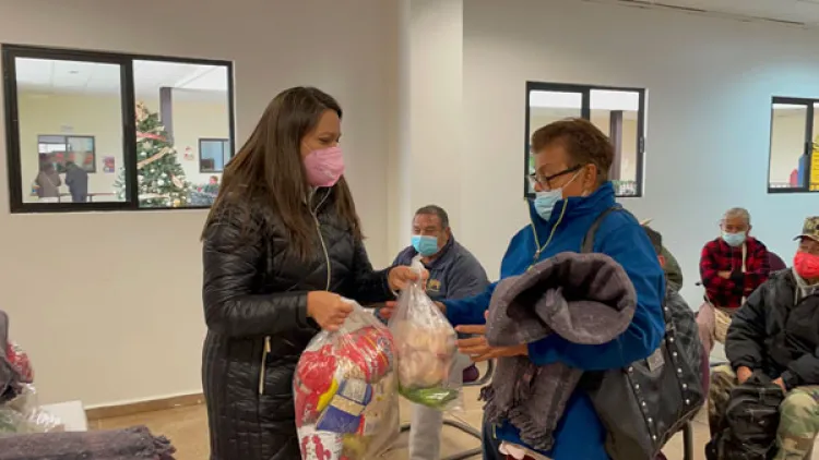 Apoyan con cena navideña a familias vulnerables