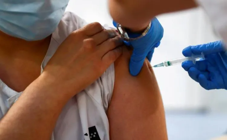 Habilitan registro para vacuna covid de refuerzo para 40 años y más
