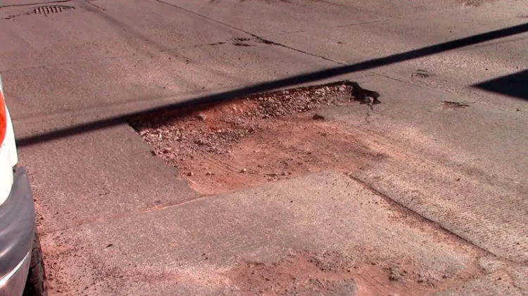 Solicitan vecinos de Colinas Del Yaqui reparar bache