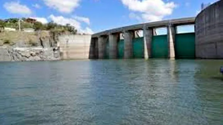 Baja volumen de agua en el sistema de presas