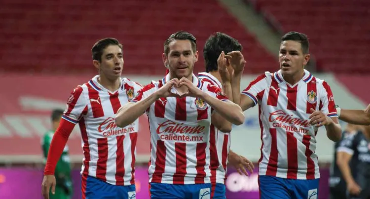 Chivas abre con goleada