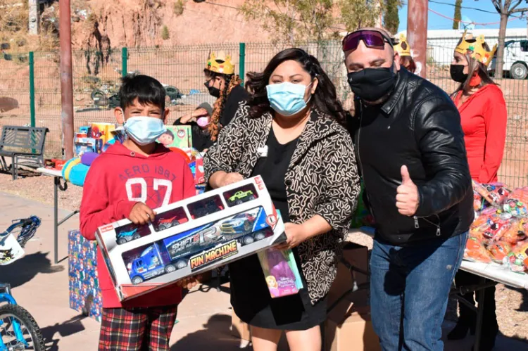 Entregan regalos a niños de escasos recursos en colonias