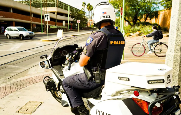 Bajo criterio de policías aplicar multas por revalidación de placas