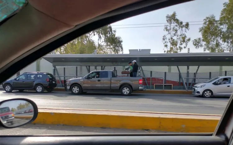 Jóvenes hacen “carnita asada” durante vacunación contra covid en Torreón