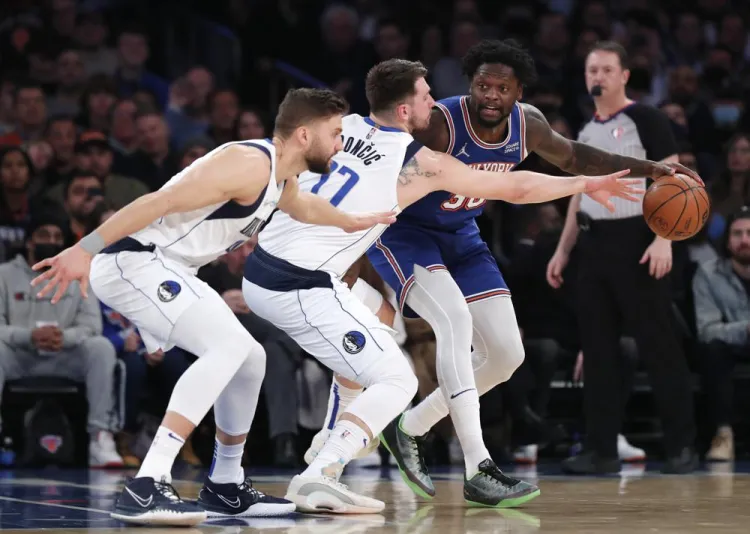 Knicks frenan a Mavericks