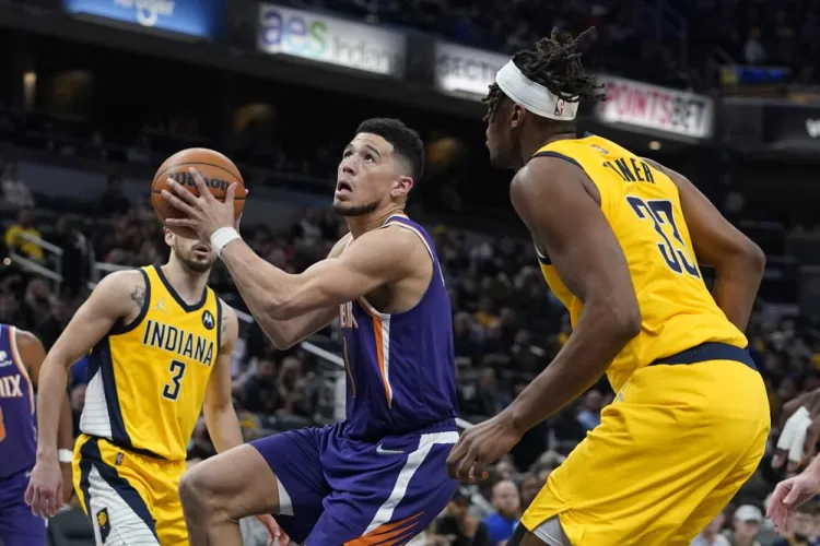 Booker hace 35 en triunfo de Soles