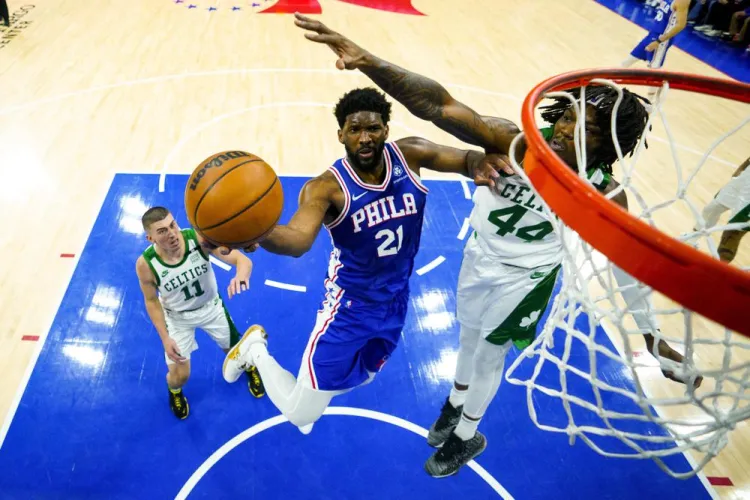 Embiid encabeza a los Sixers