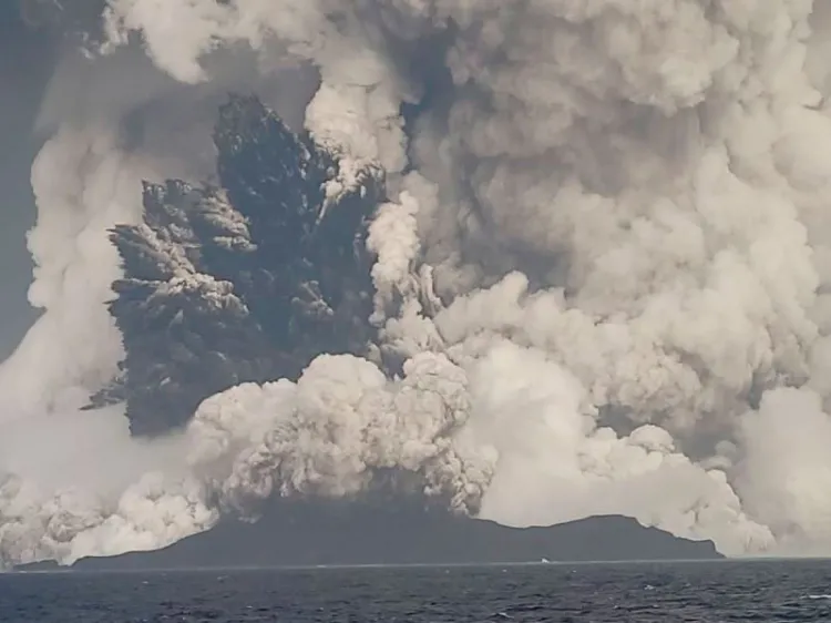 Volcán en Tonga hace erupción; habitantes huyen al registrarse tsunami