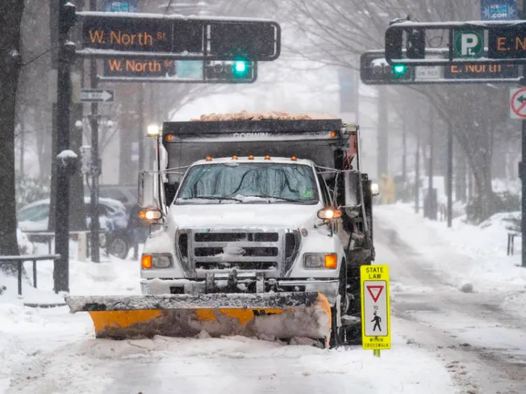 Tormenta invernal paraliza el este de EU; varios estados declaran emergencia