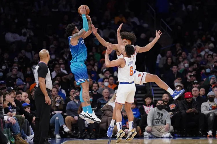 Hornets derrotan a los Knicks