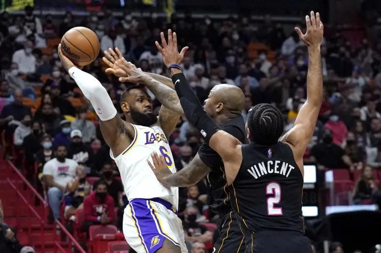 Heat pasa sobre Lakers