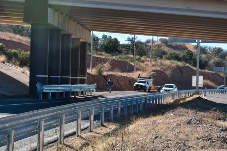 Instalan barras de contención en el acceso Sur de Nogales