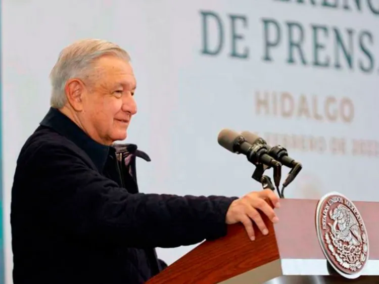 Donde Calderón construyó una barda, AMLO promete un hospital