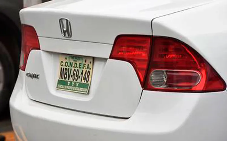 Propietarios de vehículos regularizados pagarán $3,353 pesos por placas