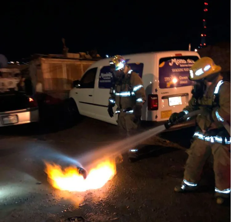 Sobrellena tanque de gas y se incendia su vehículo