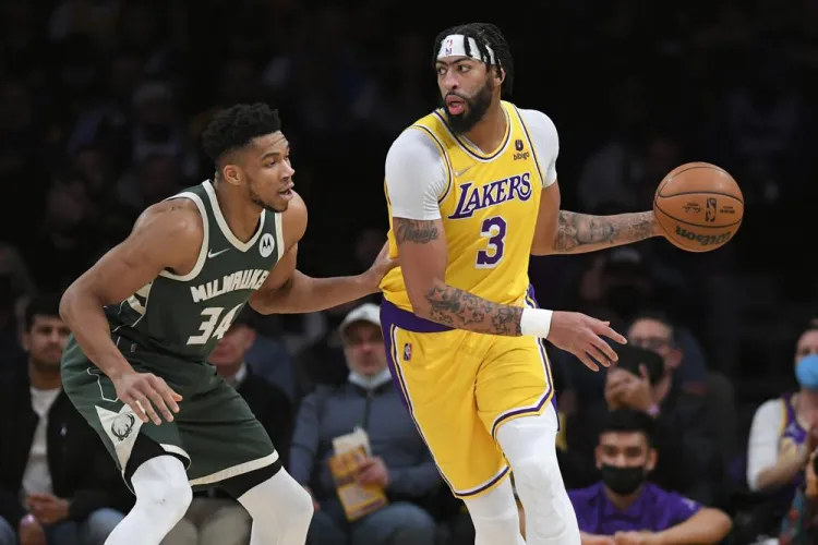 Nets y Lakers encaran decisiones