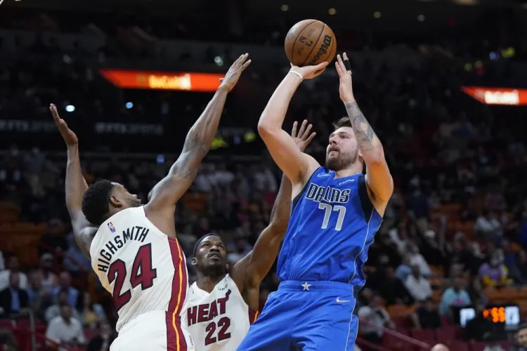 Mavericks frenan al Heat