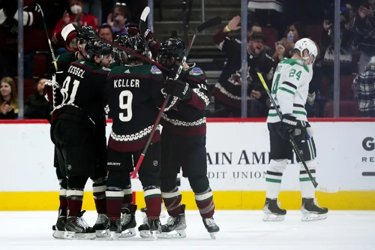 Coyotes frenan a los Stars