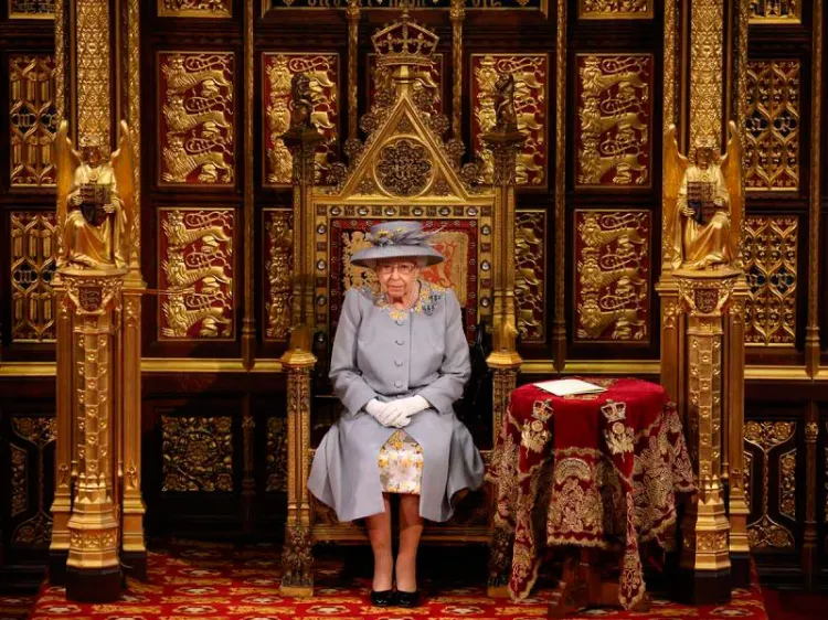 La reina Isabel II tiene Covid-19; presenta síntomas ‘leves’