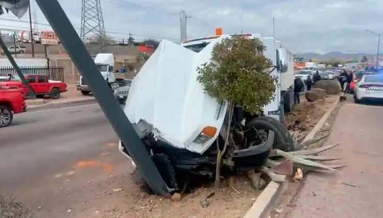 Conductora provoca choque en salida sur de Nogales