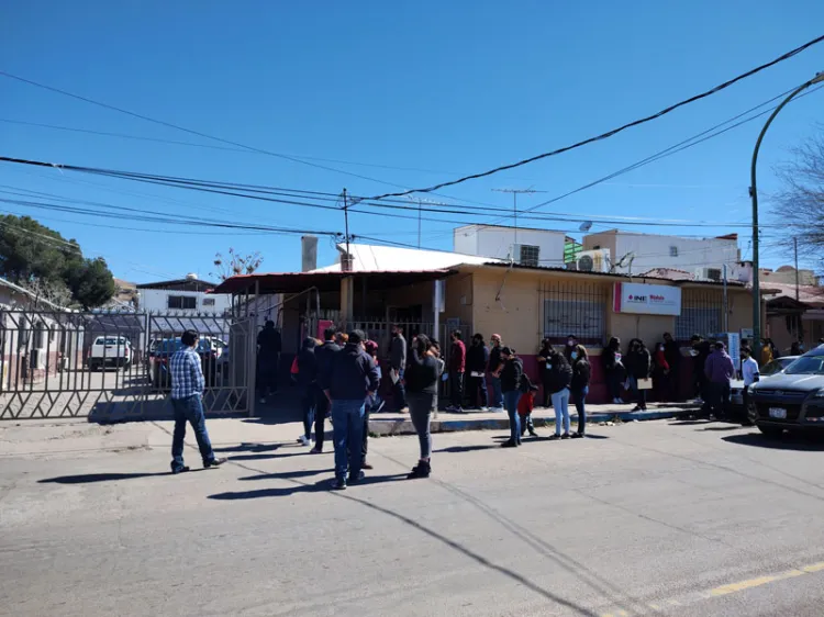 Saturan solicitudes en módulo del INE en Nogales