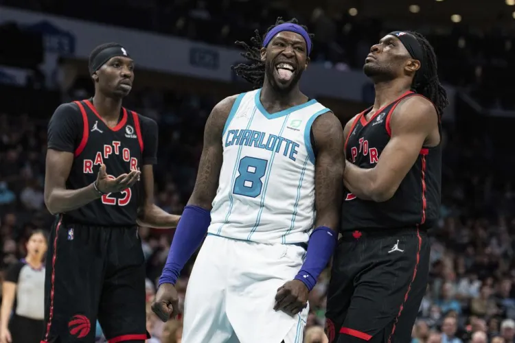 Hornets arrollan a Raptors