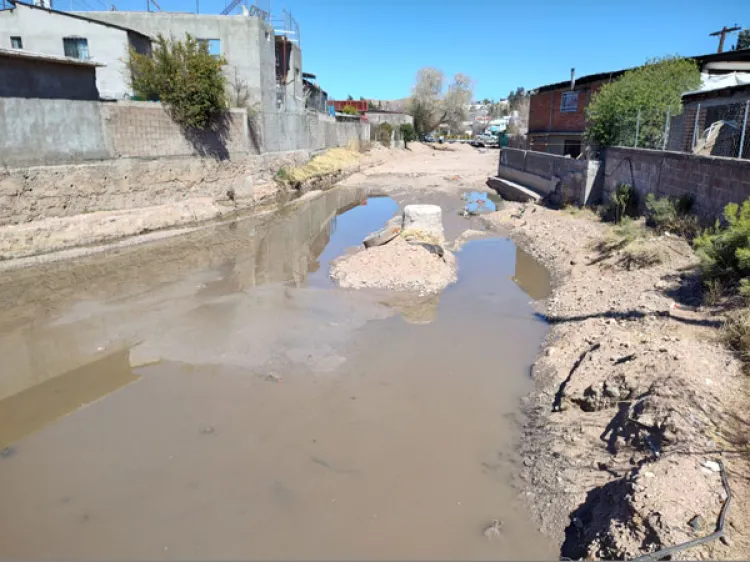 Denuncian vecinos aguas negras en el  arroyo Los Nogales