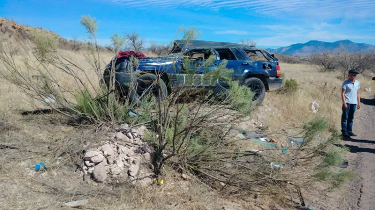 Conductor alcoholizado vuelca su carro en el periférico Oriente