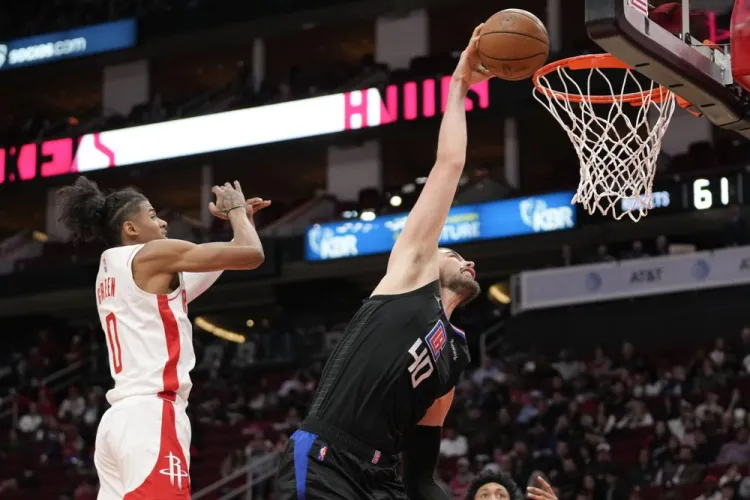 Zubac guía a Clippers