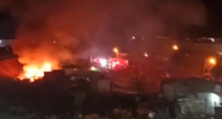 Incendio arrasa con viviendas en la Colosio