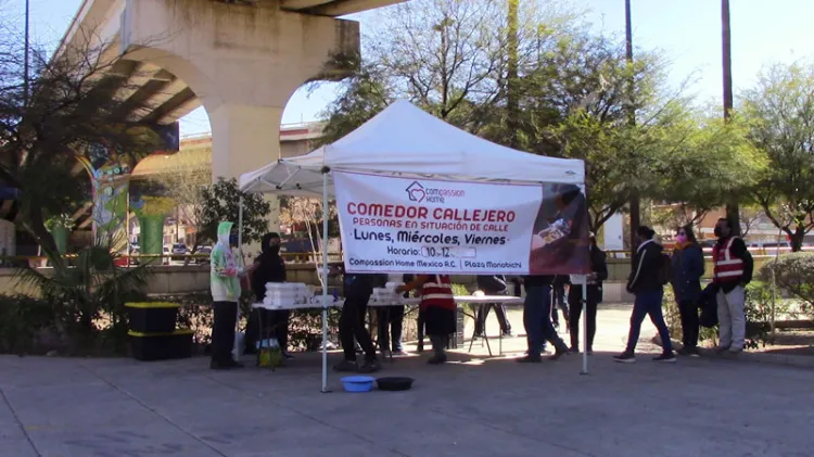 Realizan jóvenes servicio en comedor comunitario