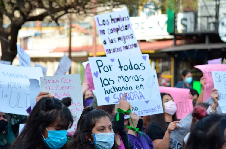 Buscan mujeres alzar la voz durante marcha