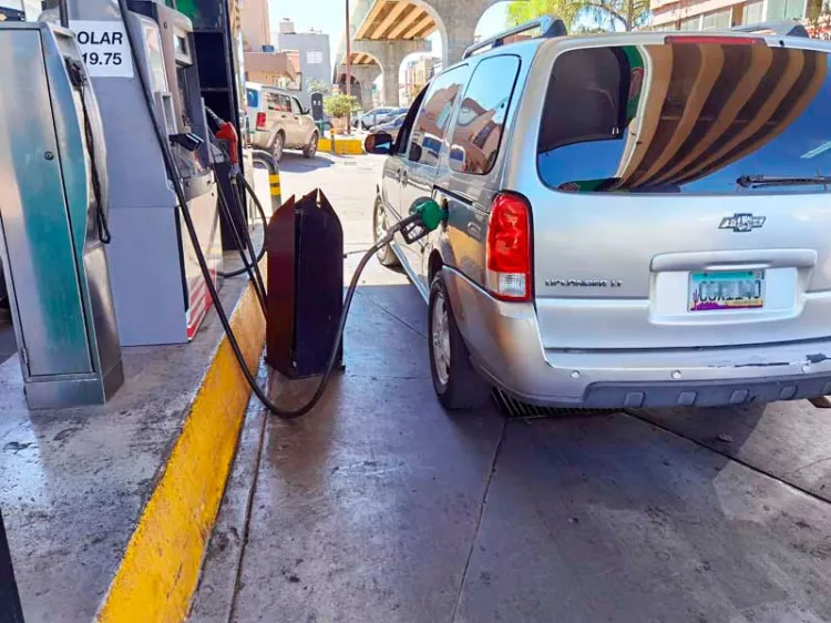 Aprovechan ciudadanos de EU bajos precios de gasolina en México