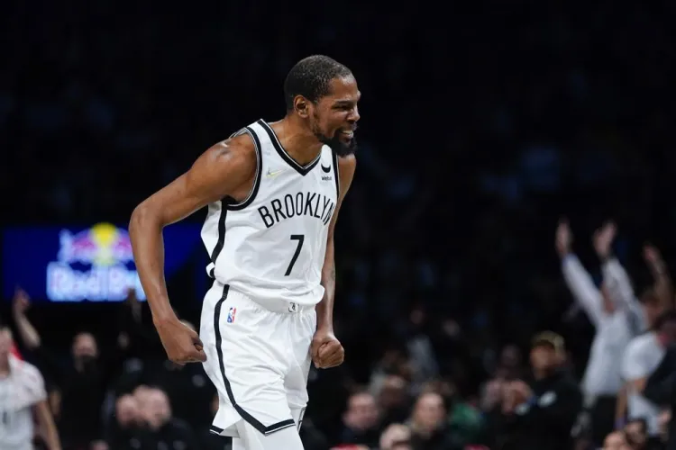 Durant guía a Nets