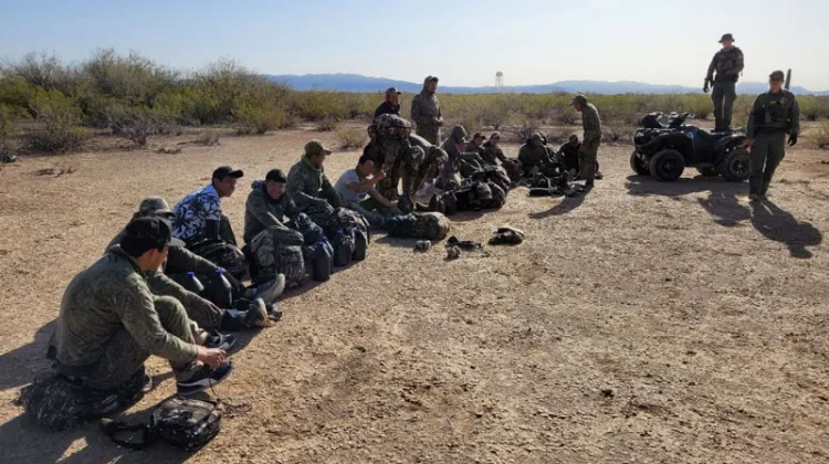 Aseguran más de 60 migrantes en Arizona