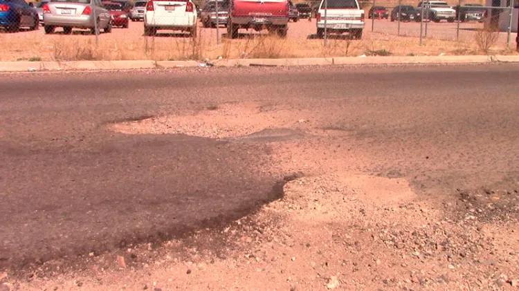 Solicitan residentes de Pueblitos reparación de baches