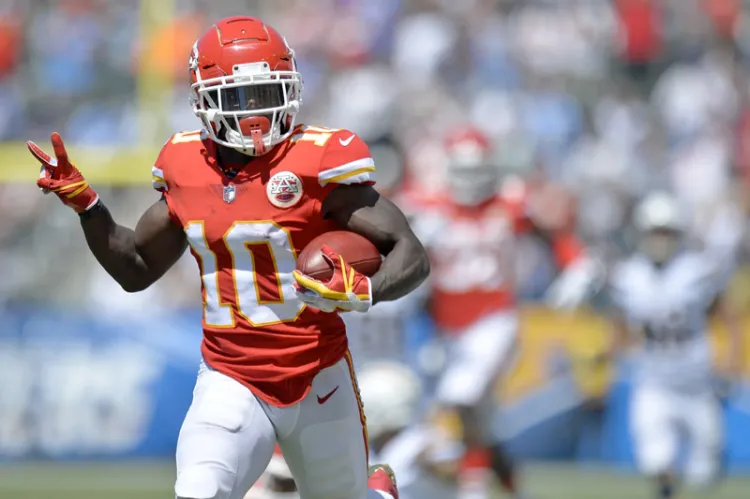 Tyreek Hill pasa a los Delfines