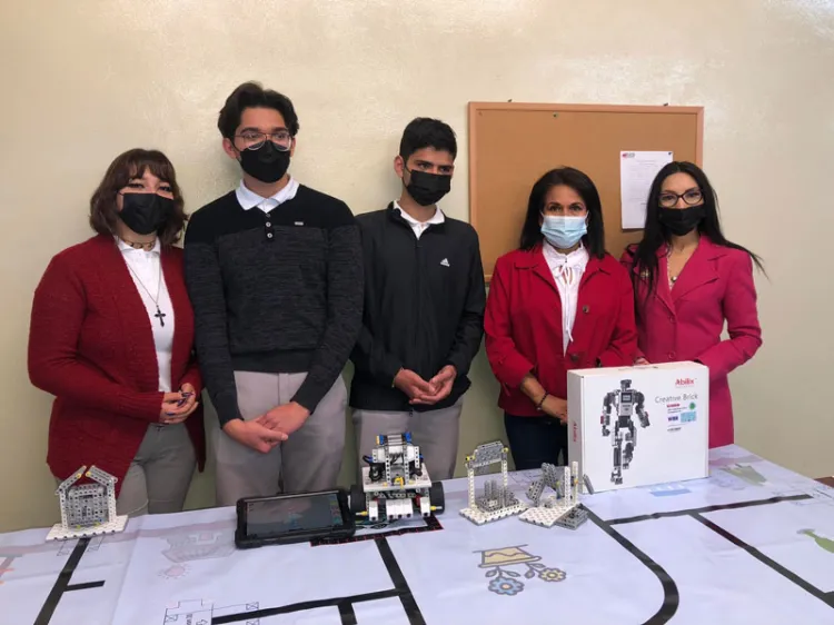 Entregan kit de robótica en Cobach para concurso nacional