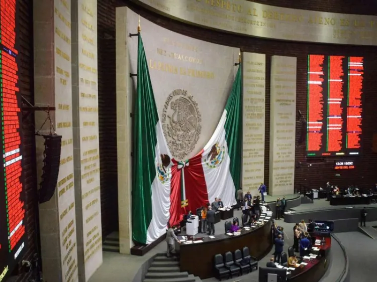 Pide AMLO a diputados votar ya la reforma eléctrica