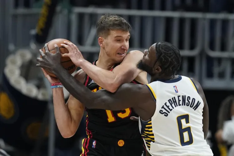 Halcones pasan sobre los Pacers