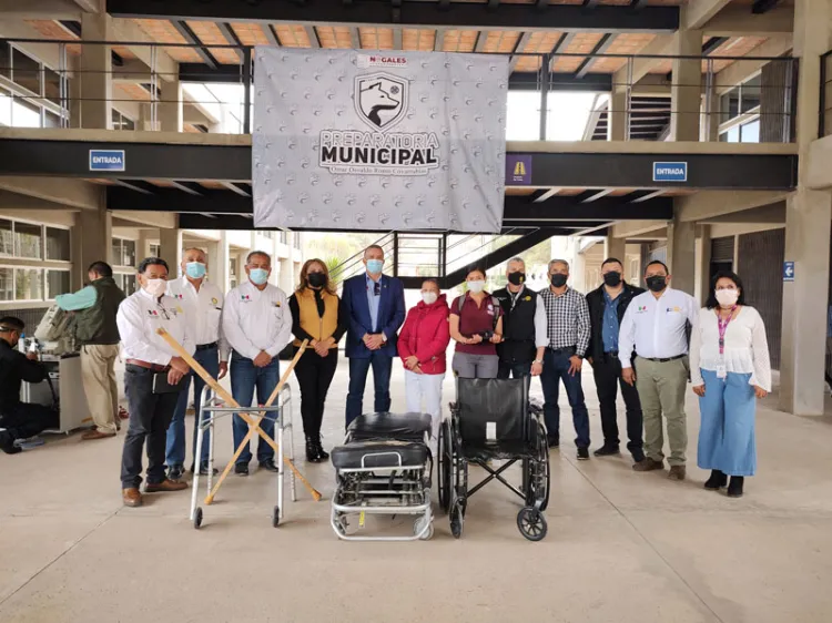 Rotario Industrial donan equipo médico a la prepa municipal