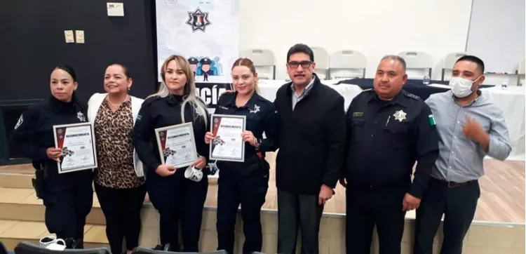 Destacan agentes femeninas en Policía del Mes