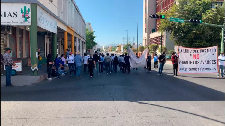 Exconcesionarios bloquean calles del centro