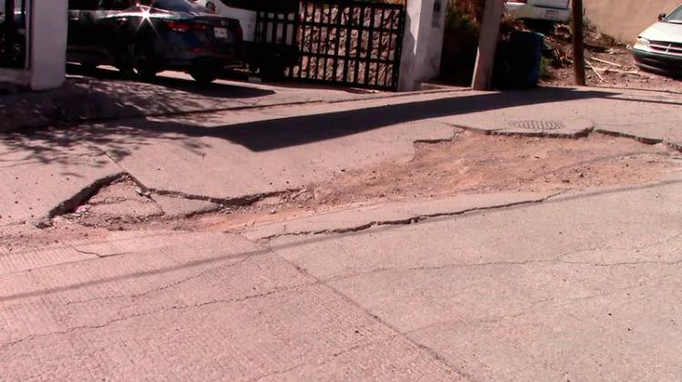 Denuncian hundimiento de calle en Los Virreyes