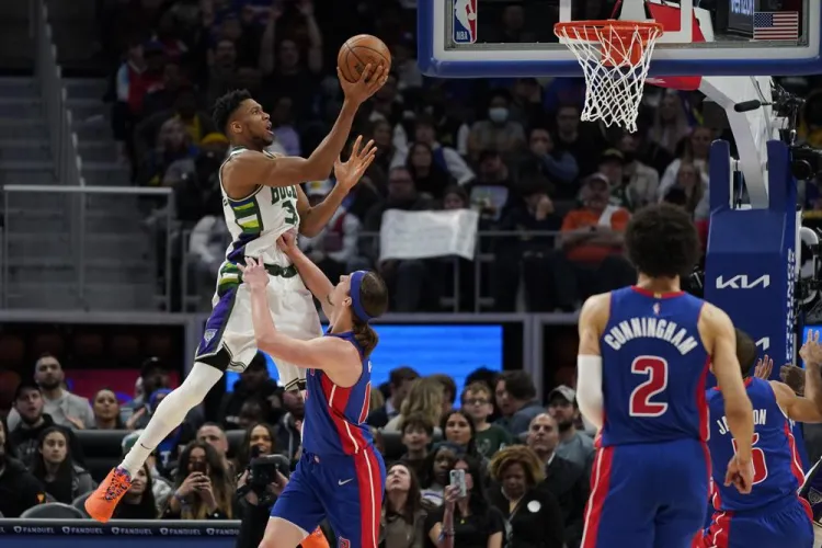 Bucks apalean a los Pistones