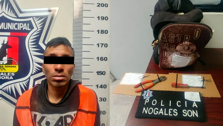 Detienen a sujeto robando cableado en Bodega Aurrerá