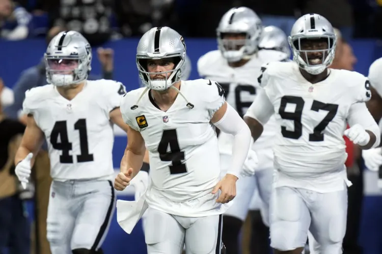 Raiders firman a Carr