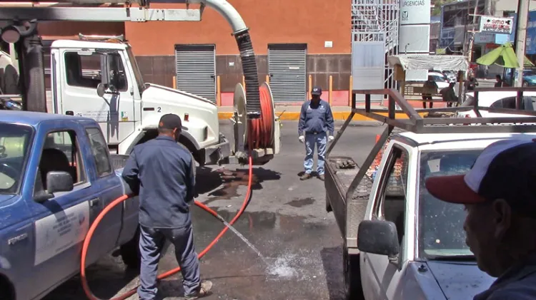 Atiende Oomapas emergencia sanitaria por fuga de drenaje