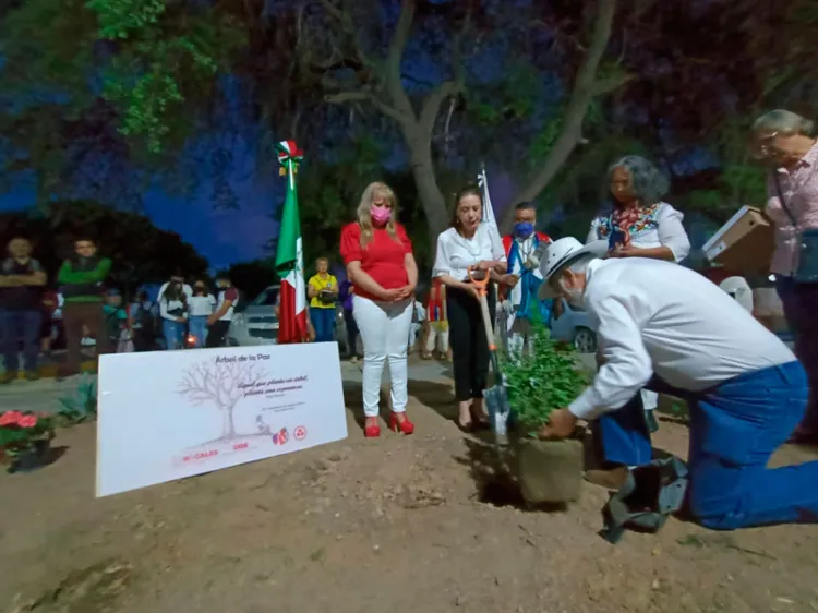 Conmemoran Día de la Tierra Plantando un Árbol por la Paz